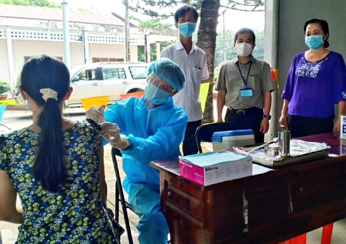 Ông Nguyễn Quốc Việt – Tổng Giám đốc Công ty kiểm tra công tác tổ chức chích vacxin phòng Covid–19 cho CNLĐ tại Nông trường Cao su An Lập.