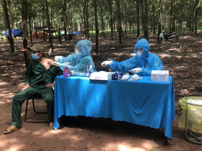 Tổ chức tiêm ngừa vắc-xin phòng Covid–19 cho công nhân khai thác mủ cao su ngoài vườn cây.