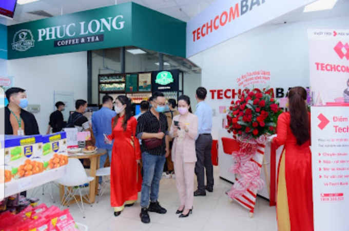 Cửa hàng WinMart+ theo mô hình mini-mall tích hợp phục vụ nhu yếu phẩm, trà và cafe, dược phẩm, dịch vụ tài chính và viễn thông.