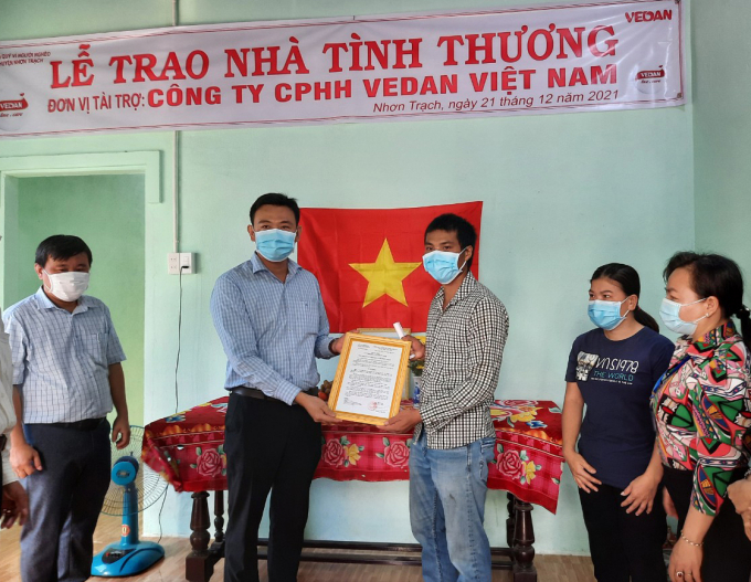 Đại diện chính quyền huyện trao tặng nhà cho gia đình anh Nguyễn Văn Xuân (ngụ tại ấp Long Hiệu, xã Long Tân, huyện Nhơn Trạch).
