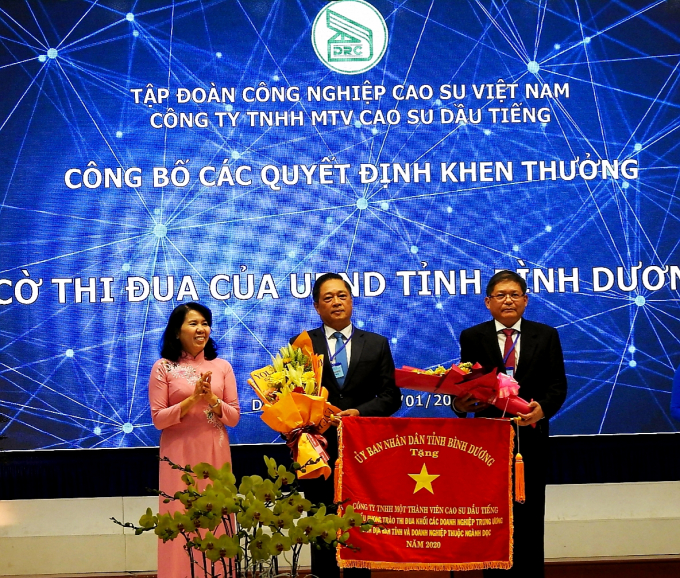 Ông Nguyễn Văn Minh, Phó Tổng Giám đốc, đại diện Công ty cao su Dầu Tiếng nhận Cờ thi đua của UBND tỉnh Bình Dương.