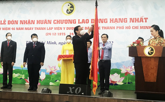 Ông Phan Văn Mãi,  Ủy viên BCH TW Đảng, Phó Bí thư thường trực Thành ủy, Chủ tịch UBND TP.HCM trao Huân chương Lao động hạng Nhất cho tập thể Viện.