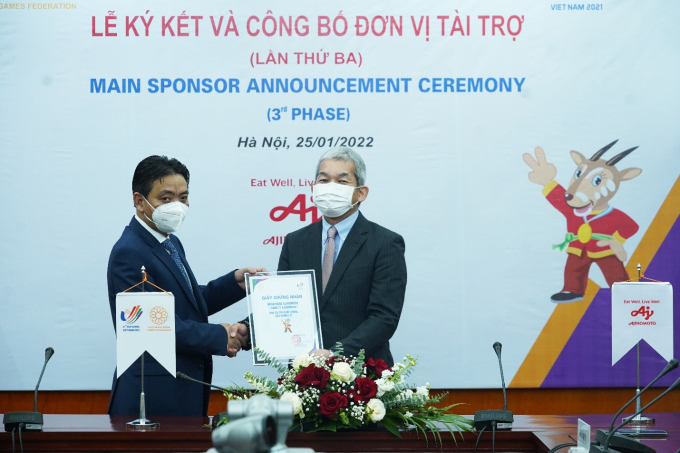 Thứ trưởng Hoàng Đạo Cương trao Giấy chứng nhận nhà tài trợ chính hạng cao nhất cho ông Keiji Kaneko - Tổng Giám đốc Công ty Ajinomoto Việt Nam.