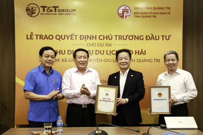 Ông Hà Sỹ Đồng, Phó Chủ tịch UBND tỉnh Quảng Trị trao giấy chứng nhận đầu tư cho Chủ tịch HĐQT kiêm Tổng giám đốc Tập đoàn T&T Group Đỗ Quang Hiển.