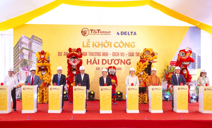 Ông Đỗ Quang Hiển, Chủ tịch HĐQT kiêm TGĐ Tập đoàn T&T Group (đứng giữa) và các vị đại biểu bấm nút khởi công xây dựng dự án.
