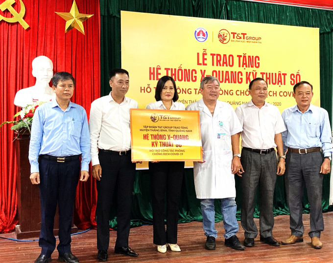Ông Nguyễn Anh Tuấn, Phó Tổng Giám đốc Tập đoàn T&T Group (thứ 2 từ trái sang) trao tặng hệ thống X-Quang kỹ thuật số trị giá 2 tỷ đồng cho Trung tâm y tế huyện Thăng Bình