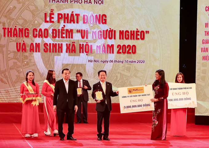 Chủ tịch HĐQT kiêm TGĐ Tập đoàn T&T Group - Ông Đỗ Quang Hiển (bên trái) trao ủng hộ Quỹ Vì người nghèo của thành phố Hà Nội.