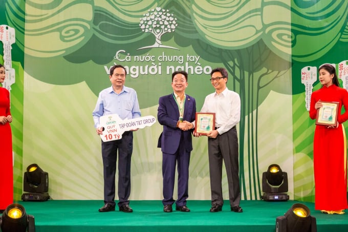 Đại diện Tập đoàn T&T Group – Chủ tịch HĐQT kiêm Tổng Giám đốc Đỗ Quang Hiển trao ủng hộ 10 tỷ đồng cho Quỹ 'Vì người nghèo'