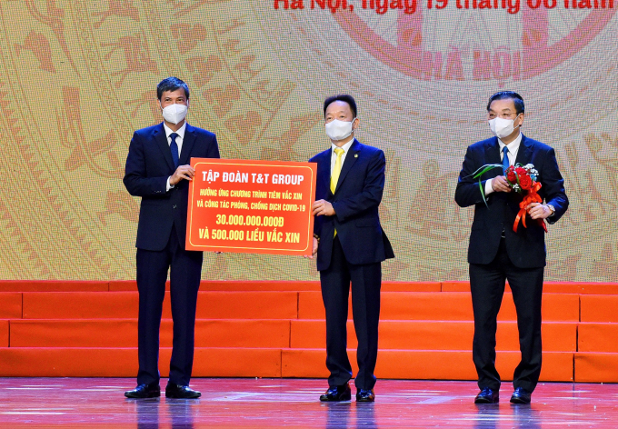 Ông Đỗ Quang Hiển, Chủ tịch HĐQT kiêm Tổng Giám đốc Tập đoàn T&T Group đã trao số tiền ủng hộ 30 tỷ đồng cho Chương trình tiêm vắc xin phòng COVID-19 của TP Hà Nội.
