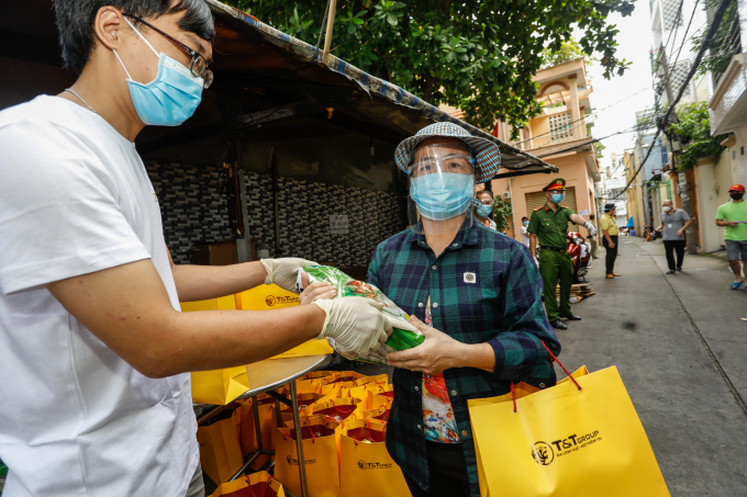 Mỗi suất quà trị giá 300.000 đồng bao gồm các nhu yếu phẩm và lương thực