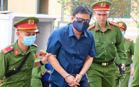 Bị cáo Đinh La Thăng được áp giải đến phiên tòa 