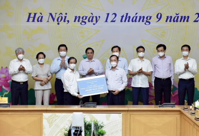 Phó Thống đốc thường trực NHNN Đào Minh Tú đã đại diện ngành Ngân hàng trao tặng 100.000 máy tính cho Chương trình.