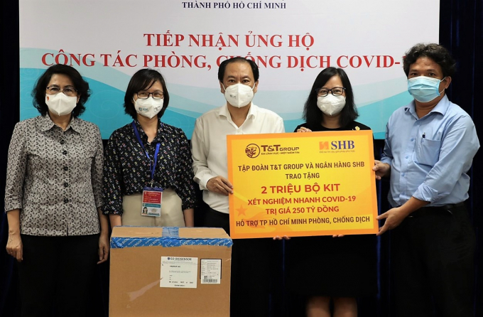 Đại diện Tập đoàn T&T Group và Ngân hàng SHB trao tặng 2 triệu kit xét nghiệm nhanh COVID-19 cho lãnh đạo Ủy ban MTTQ Việt Nam TPHCM và Sở Y tế TPHCM