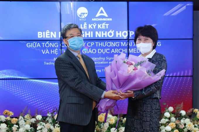 Ông Vũ Đức Toàn trao tặng hoa cho bà Nguyễn Thúy Hằng chúc mừng lễ ký kết