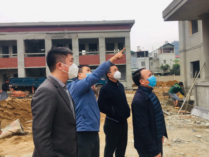 Đ/c Hoàng Xuân Khôi - Phó Giám đốc PTC1 (ngoài cùng bên trái) cùng đoàn kiểm tra tiến độ thi công dự án xây dựng nhà điều hành sản xuất TTĐ Tây Bắc 2