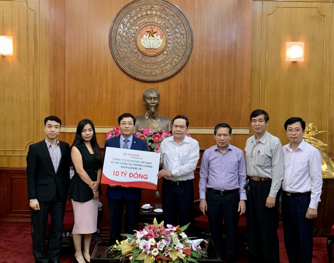 Công ty Toyota Việt Nam ủng hộ số tiền 10 tỷ đồng chung tay cùng đất nước đẩy lùi dịch bệnh Covid-19. Ảnh: Quỳnh Như.