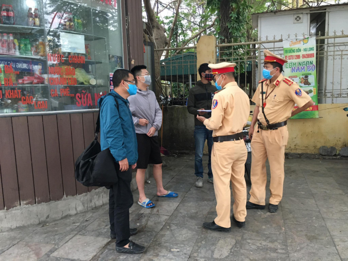 Lực lượng chức năng tỉnh Quảng Ninh nhắc nhở các trường hợp phải chấp hành việc đeo khẩu trang nơi công cộng. Ảnh: Công an Quảng Ninh.