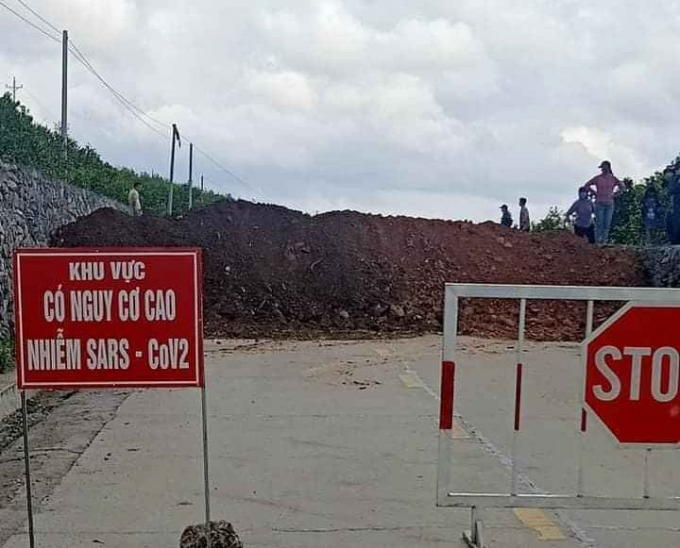 Tuyến đường liên huyện nối phường Vàng Danh (TP Uông Bí) với xã Bằng Cả (TP Hạ Long) bị đổ đất khiến người dân không thể đi qua. Ảnh: NH