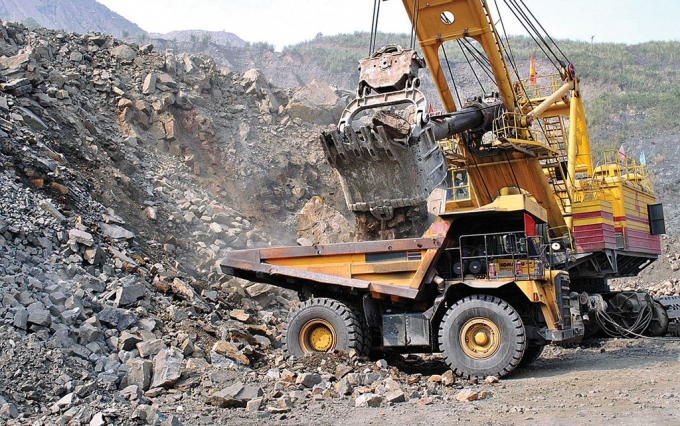 Hoạt động bốc xúc, vận chuyển đất đá trong khai trường mỏ Công ty than Cọc Sáu. Ảnh: Quang Mạnh