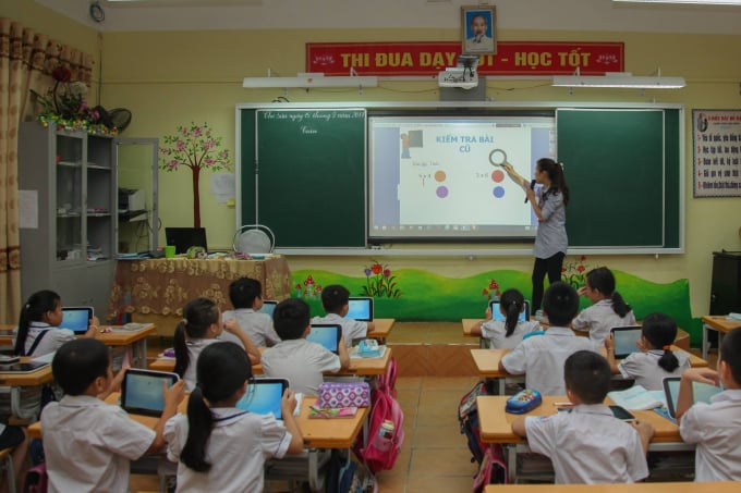 Học sinh trường Tiểu học Vĩnh Khê học bài, tất cả đều có máy tính bảng. Ảnh CTV