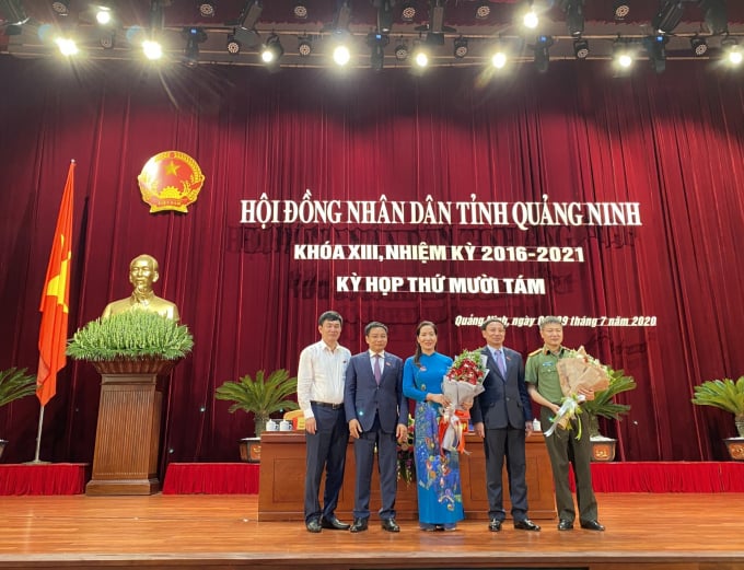 Lãnh đạo tỉnh Quảng Ninh tặng hoa chúc mừng bà Nguyễn Thị Hạnh. Ảnh Cường Vũ