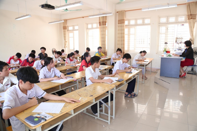 Các thí sinh dự thi vào trường THPT Chuyên Hạ Long 2017 - 2018. Ảnh QTV