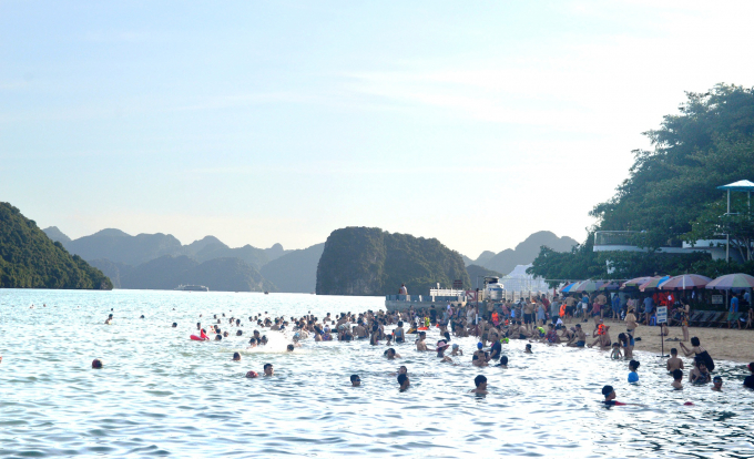 Rất đông du khách đến tắm biển ở bãi tắm Ti Tốp. Ảnh Hoàng Quỳnh