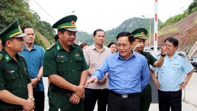 Chủ tịch UBND tỉnh Lạng Sơn, Hồ Tiến Thiệu cùng đoàn công tác kiểm tra tình hình XNK hàng hóa tại khu vực cửa khẩu. Ảnh: N.Kiên