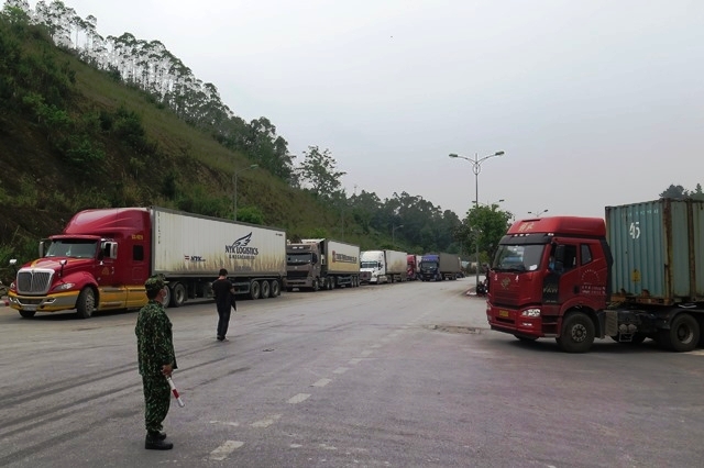 Các phương tiện vận tải hàng hóa đang chờ làm thủ tục xuất khẩu quan Cửa khẩu quốc tế Hữu Nghị, Lạng Sơn. Ảnh: Hùng Tráng