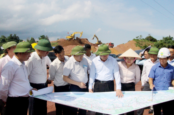 Ông Nguyễn Xuân Ký, Bí thư Tỉnh ủy, Chủ tịch HĐND tỉnh, kiểm tra công tác GPMB dự án cao tốc Vân Đồn - Móng Cái tại huyện Đầm Hà. Ảnh: Thu Chung.