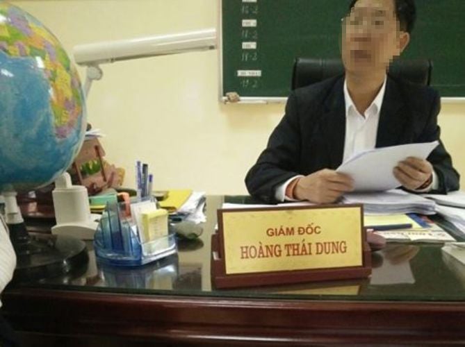 Ông Hoàng Thái Dung, người được cho là Giám đốc chi nhánh Công ty CP Hợp tác và Thương mại Quốc tế Việt Nhật, thu tiền học tiếng của hai học viên. 