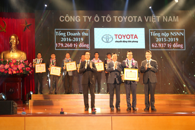 Đại diện công ty Ô tô Toyota Việt Nam nhận bằng khen tại 'lễ tôn vinh người nộp thuế tiêu biểu' do Tổng cục Thuế tổ chức.