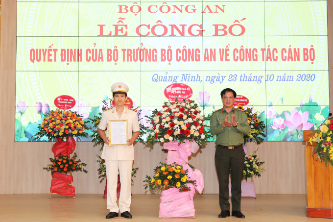 Thượng tá Trần Xuân Ánh, Phó Cục Trưởng Cục Tổ chức cán bộ, Bộ Công an trao quyết định điều động và bổ nhiệm Trung tá Mai Thế Quang giữ chức vụ Phó Giám đốc Công an tỉnh Quảng Ninh.