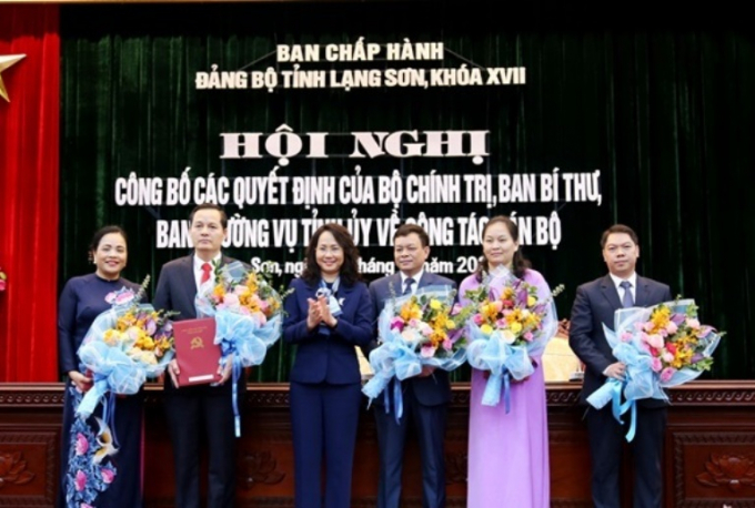 Bà Lâm Thị Phương Thanh, Bí thư Tỉnh ủy Lạng Sơn trao Quyết định và tặng hoa chúc mừng các đồng chí được phân công, bổ nhiệm Trưởng các Ban Đảng, Chủ nhiệm Uỷ ban Kiểm tra Tỉnh uỷ. Ảnh: Langson.gov.vn