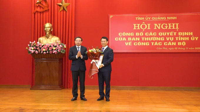 Trao quyết định bổ nhiệm ông Nguyễn Hồng Dương làm Giám đốc Sở Kế hoạch và Đầu tư. Ảnh: Hoàng Nguyên