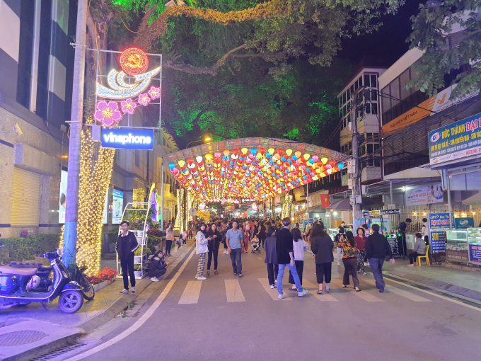 Phố đi bộ Kỳ Lừa là tuyến phố đi bộ đầu tiên tại TP vùng biên, một sản phẩm du lịch mới của Lạng Sơn.