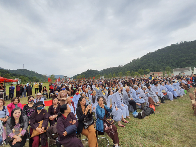 Rất đông người dân và du khách thập phương đến dự lễ khai mạc chương trình 'Yên Tử - Về miền đất Phật mùa thu, năm 2020'. Ảnh: Cường Vũ