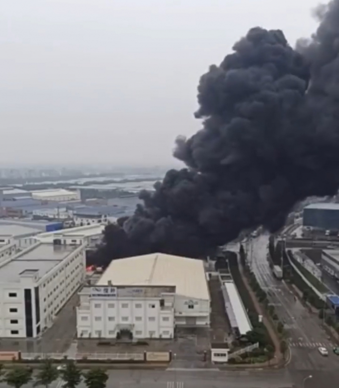 Cháy lớn trong Khu công nghiệp Vân Trung, tỉnh Bắc Giang. Ảnh: Hoàng Nguyên