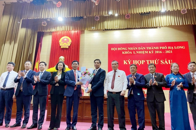 Lãnh đạo thành phố Hạ Long tặng hoa chúc mừng ông Nguyễn Tiến Dũng, Chủ tịch UBND thành phố Hạ Long. Ảnh: Hoàng Nga
