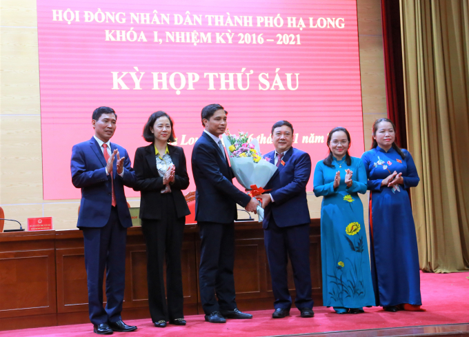 Lãnh đạo thành phố Hạ Long tặng hoa chúc mừng ông Vũ Hồng Sơn được bầu giữ chức vụ Chủ tịch HĐND thành phố. Ảnh: Hoàng Nga
