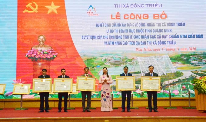 Bà Nguyễn Thị Hạnh, Phó Chủ tịch UBND tỉnh, trao quyết định công nhận cho các xã đạt chuẩn NTM nâng cao. Ảnh: Nguyễn Thanh
