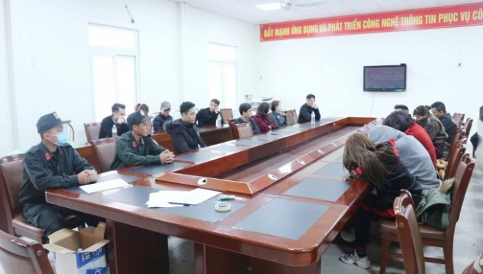 Các đối tượng được lực lượng chức năng Công an tỉnh Quảng Ninh đưa về trụ sở để điều tra, làm rõ. Ảnh: Quang Minh