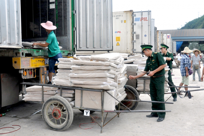 CBCS Đồn BP Cửa khẩu Bắc Phong Sinh kiểm soát hàng hóa, phương tiện qua biên giới. Ảnh: Quang Minh