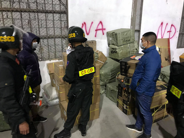 Lực lượng chức năng đang kiểm kê hàng hóa thu giữ trong vụ buôn lậu tại cửa khẩu Bắc Phong Sinh. Ảnh: H.Nguyên