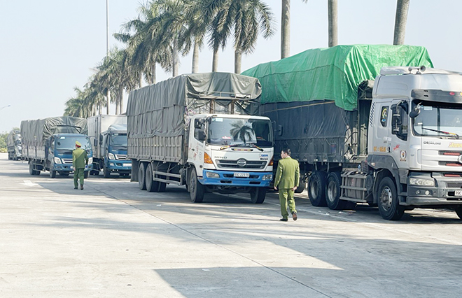 Đoàn xe chở 300 tấn hàng lậu từ cửa khẩu Hoành Mô bị bắt ở Hải Dương