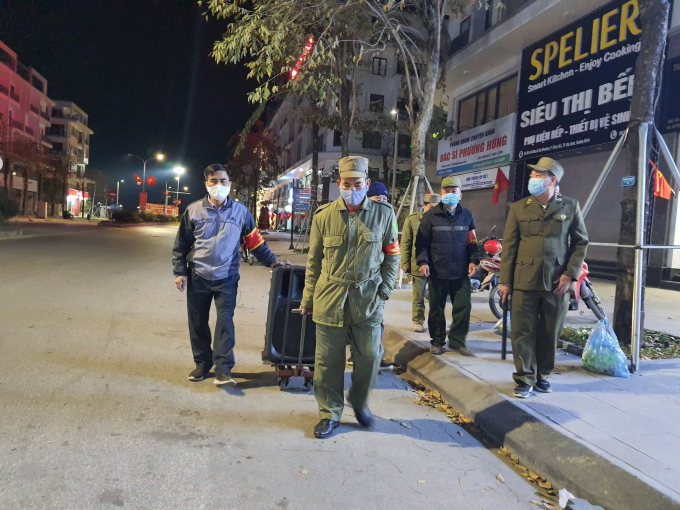 Bí thư - Khu trưởng cùng cấp ủy, dân phòng, cựu chiến binh khu phố 2B phường Hồng Hải kéo loa đi khắp các khu phố để tuyên truyền, vận động người dân chấp hành nghiêm các quy định phòng chống dịch.