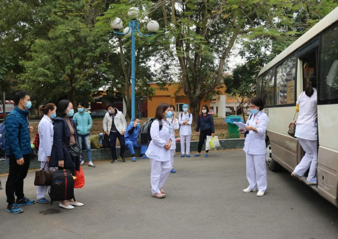 Các y bác sỹ Bệnh viện Việt Nam Thụy Điển Uông Bí lên đường vào tuyến đầu chống dịch. 
