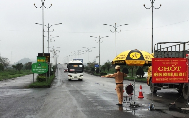 Chốt kiểm soát liên ngành tại Cầu Đá Vách, thị xã Đông Triều, Quảng Ninh. Ảnh: Quang Thọ