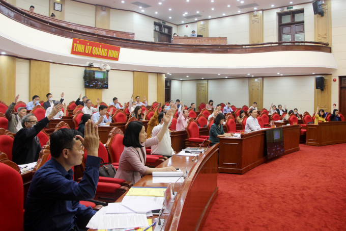 100% đại biểu biểu quyết thông qua danh sách sơ bộ người ứng cử ĐBQH khóa XV và HĐND tỉnh Quảng Ninh khóa XIV, nhiệm kỳ 2021-2026. Ảnh: Thu Chung