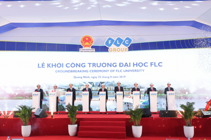 Các đại biểu nhấn nút khởi công Trường Đại học FLC tại phường Hà Lầm, Hà Trung (TP Hạ Long), ngày 25/8/2019